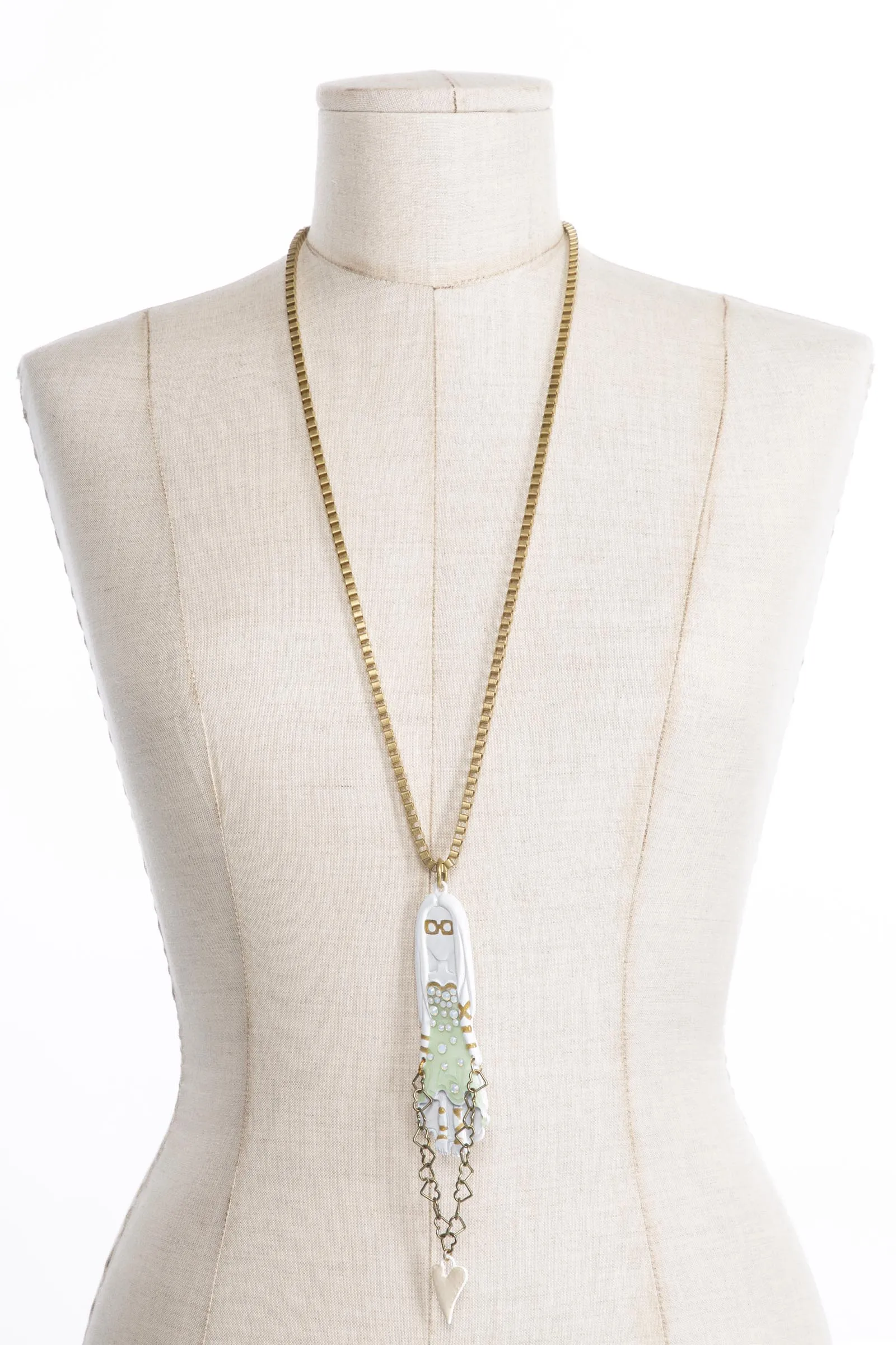 Collana iconica D.Doll nr.52 con abito verde chiaro e catena di cuori - immagine 3